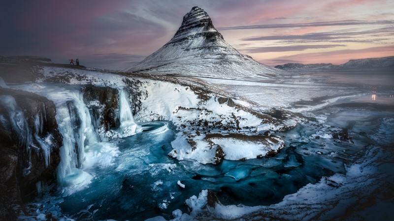 Гора с водопадом посередине и человеком, стоящим на ней (kirkjufell mountain, исландия, водопад, зимние горы, живописный)