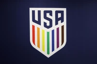 Логотип USMNT на фиолетовом фоне