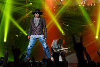 Axl Rose cativando o público com uma performance eletrizante em um concerto de rock em Las Vegas.