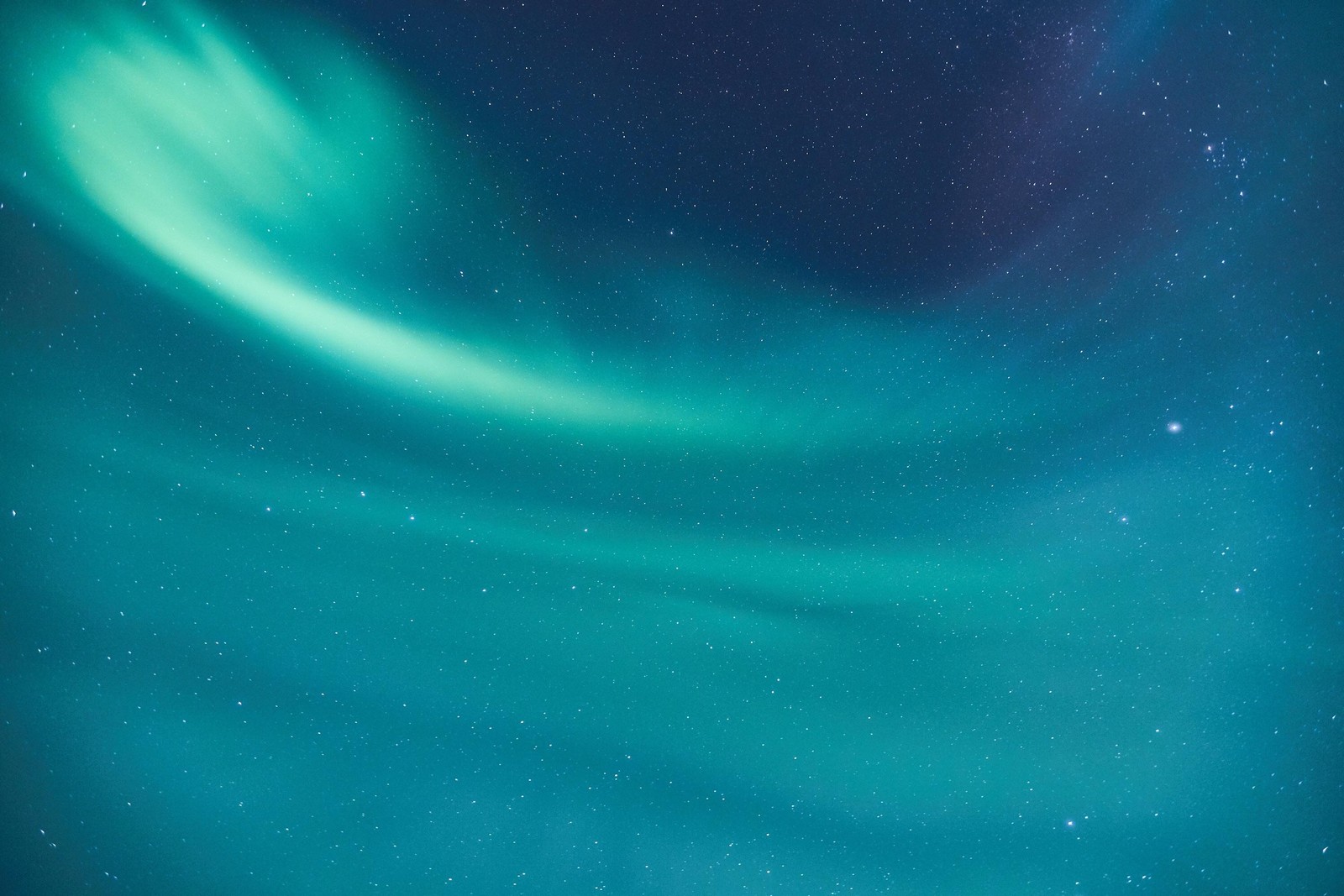 A close up of a green and blue aurora bore in the sky (aurora, blue, aqua, green, atmosphere)