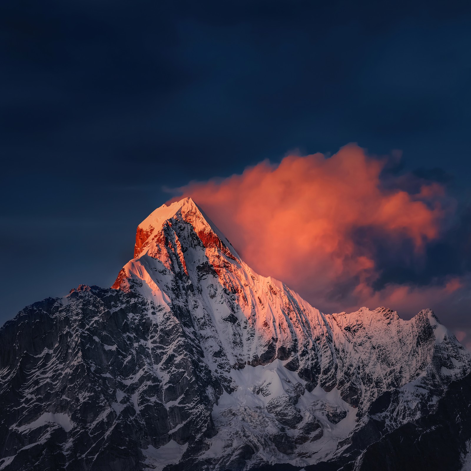 Um close de uma montanha com uma nuvem no céu (montanha siguniang, mount siguniang, mi pad 5 pro, montanhas qionglai, qionglai mountains)