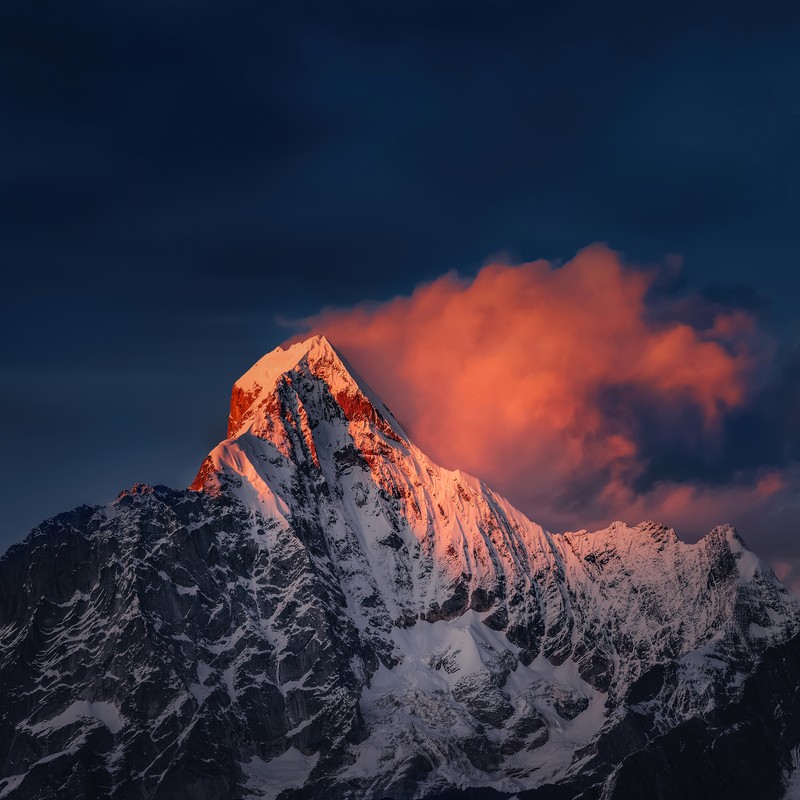 Близкий план горы с облаком на небе (гора сигунян, mount siguniang, mi pad 5 pro, горы ционглай, qionglai mountains)