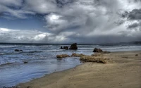 Costa tempestuosa com afloramentos rochosos e céus dramáticos