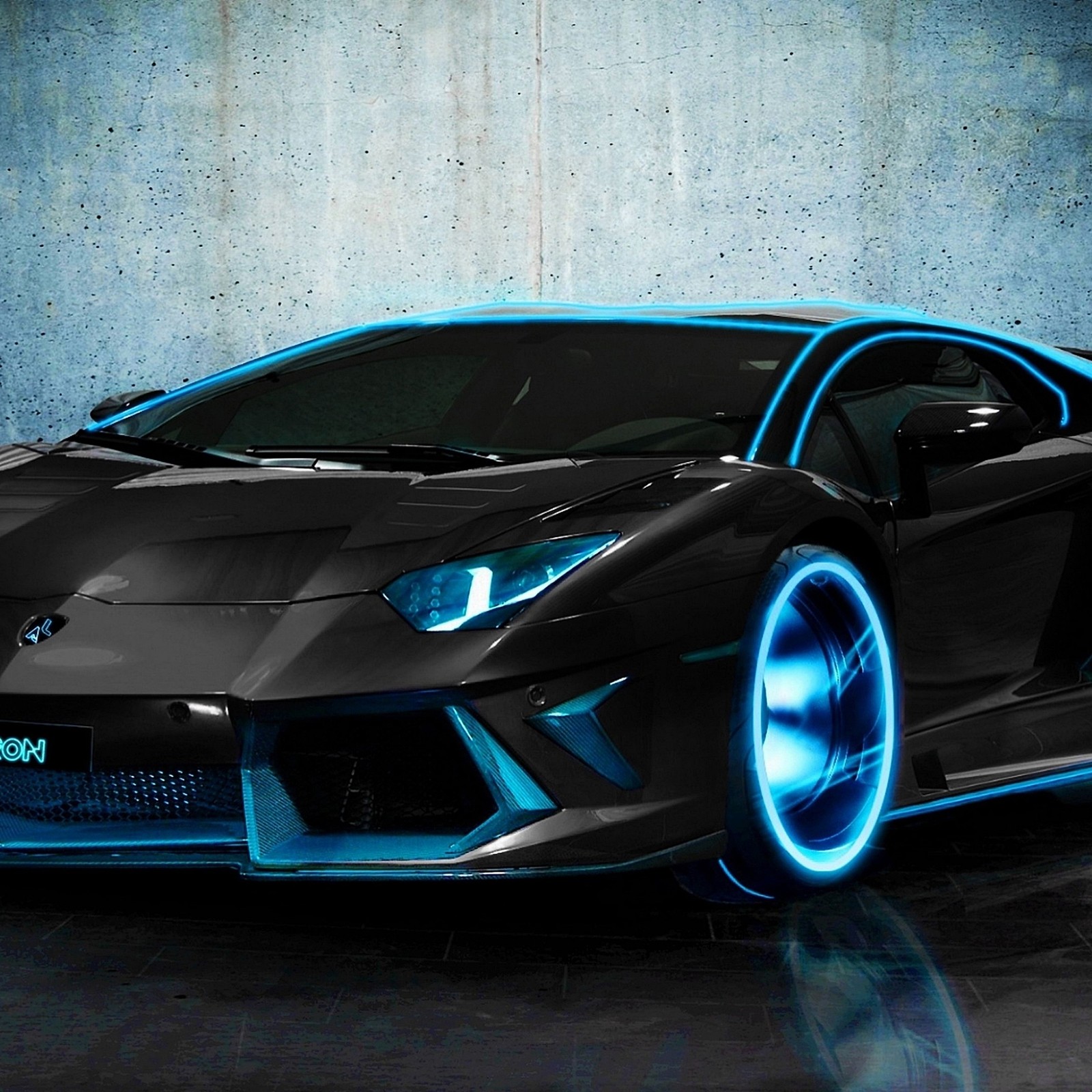 Gros plan d'une voiture de sport noire avec des lumières bleues (auto, bleu, voiture, lambo, lamborghini)