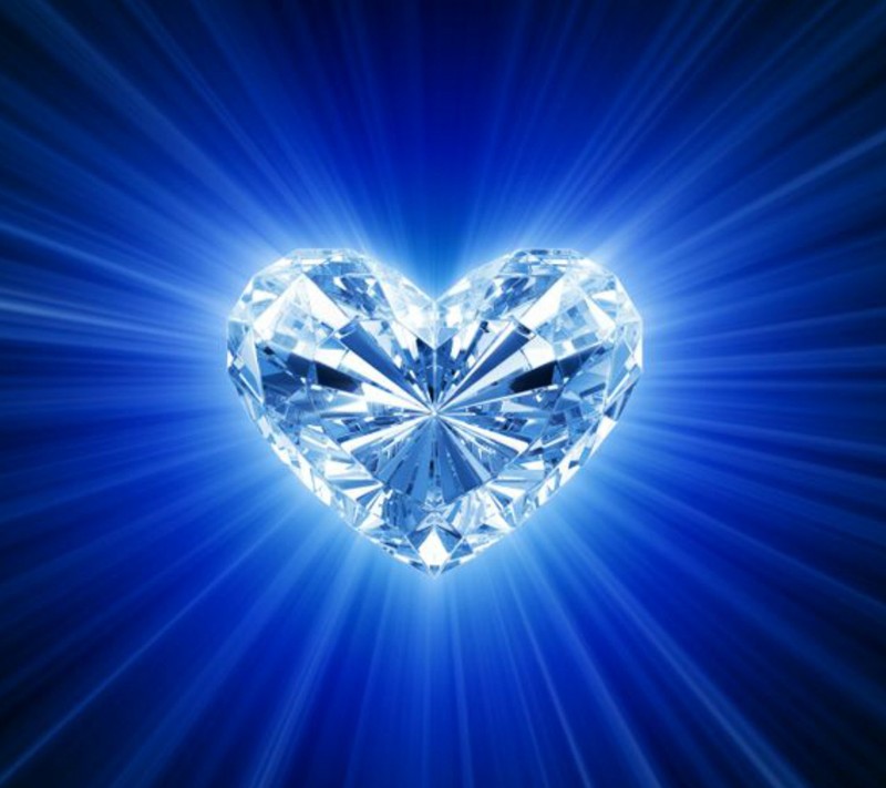 Un diamante en forma de corazón sobre un fondo azul con rayos (azul, corazón, otro)