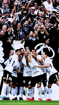 Los aficionados de Corinthians celebran mientras los miembros del equipo capturan un selfie de victoria