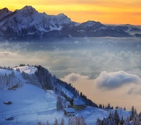 Sérénité hivernale dans une vallée enneigée au coucher du soleil