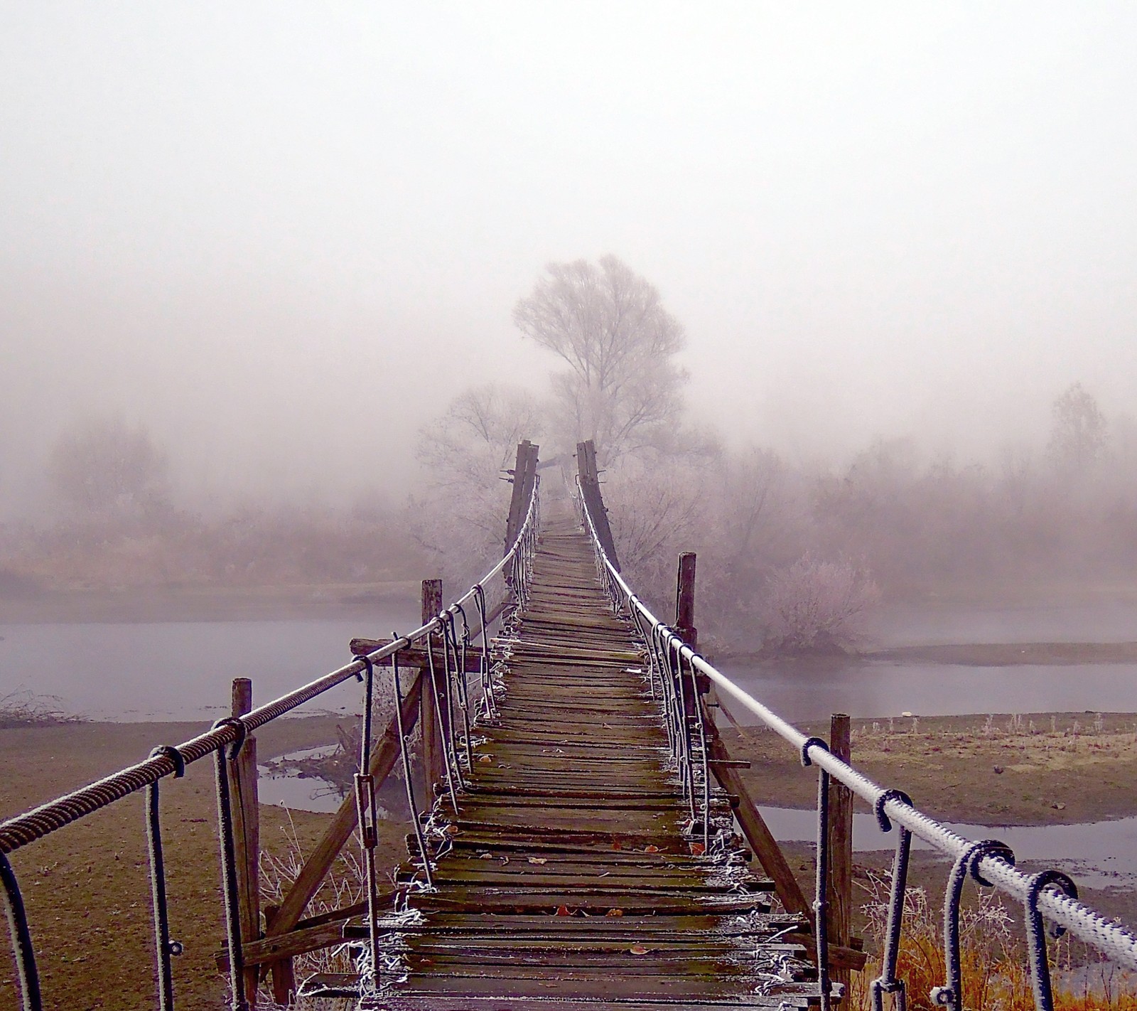 Lade brücke, nebel Hintergrund herunter