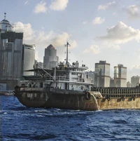 Navio rústico navegando pelo icônico horizonte de Hong Kong