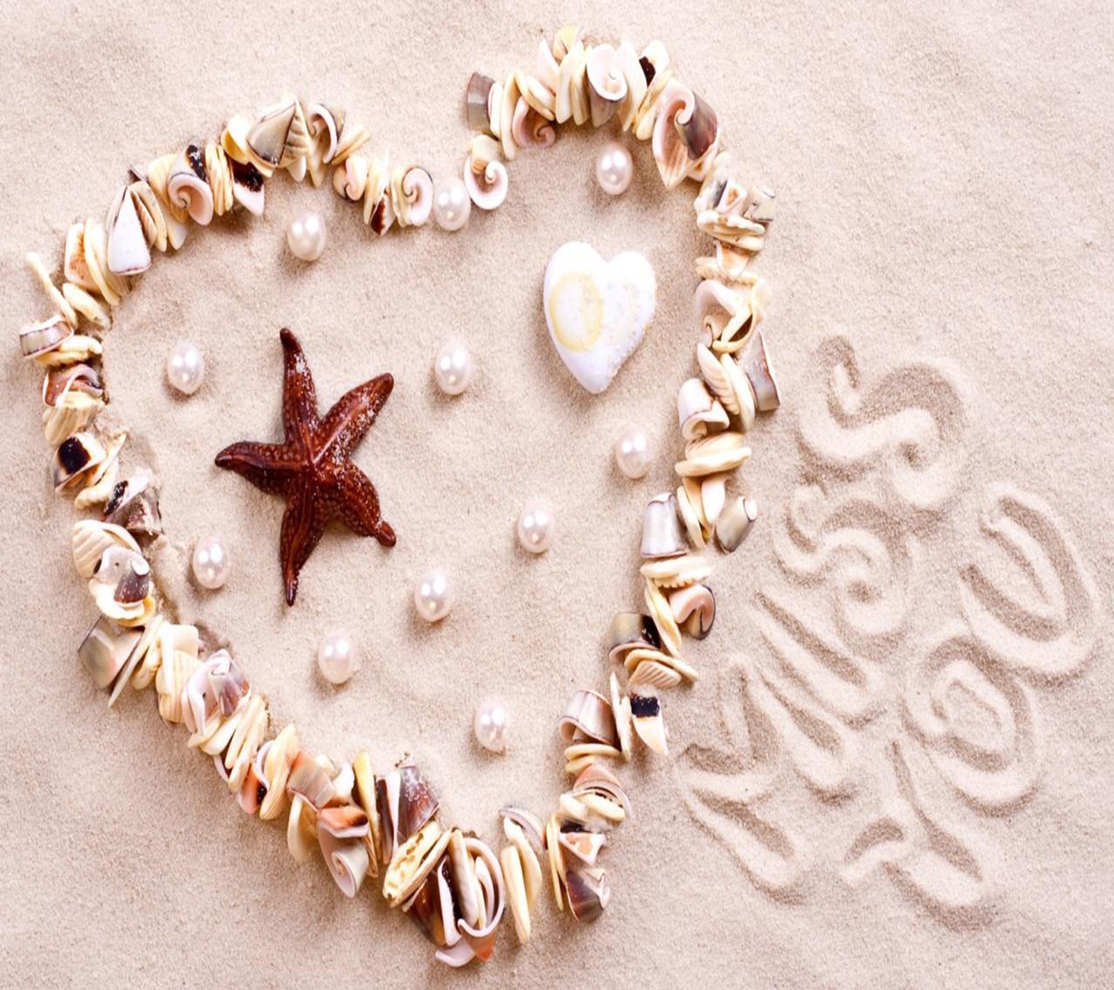 Image floue d'un cœur fait de coquillages et d'étoiles de mer sur la plage (amour, papier peint)