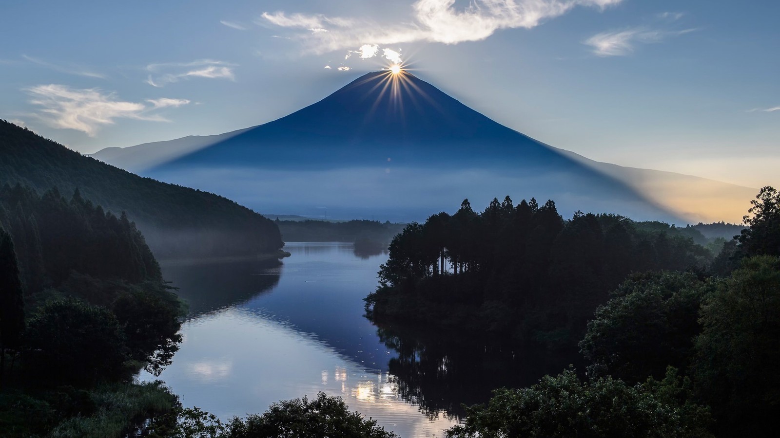 Uma vista de uma montanha com um lago em primeiro plano (monte fuji, vulcão, natureza, estratovulcão, montanha)