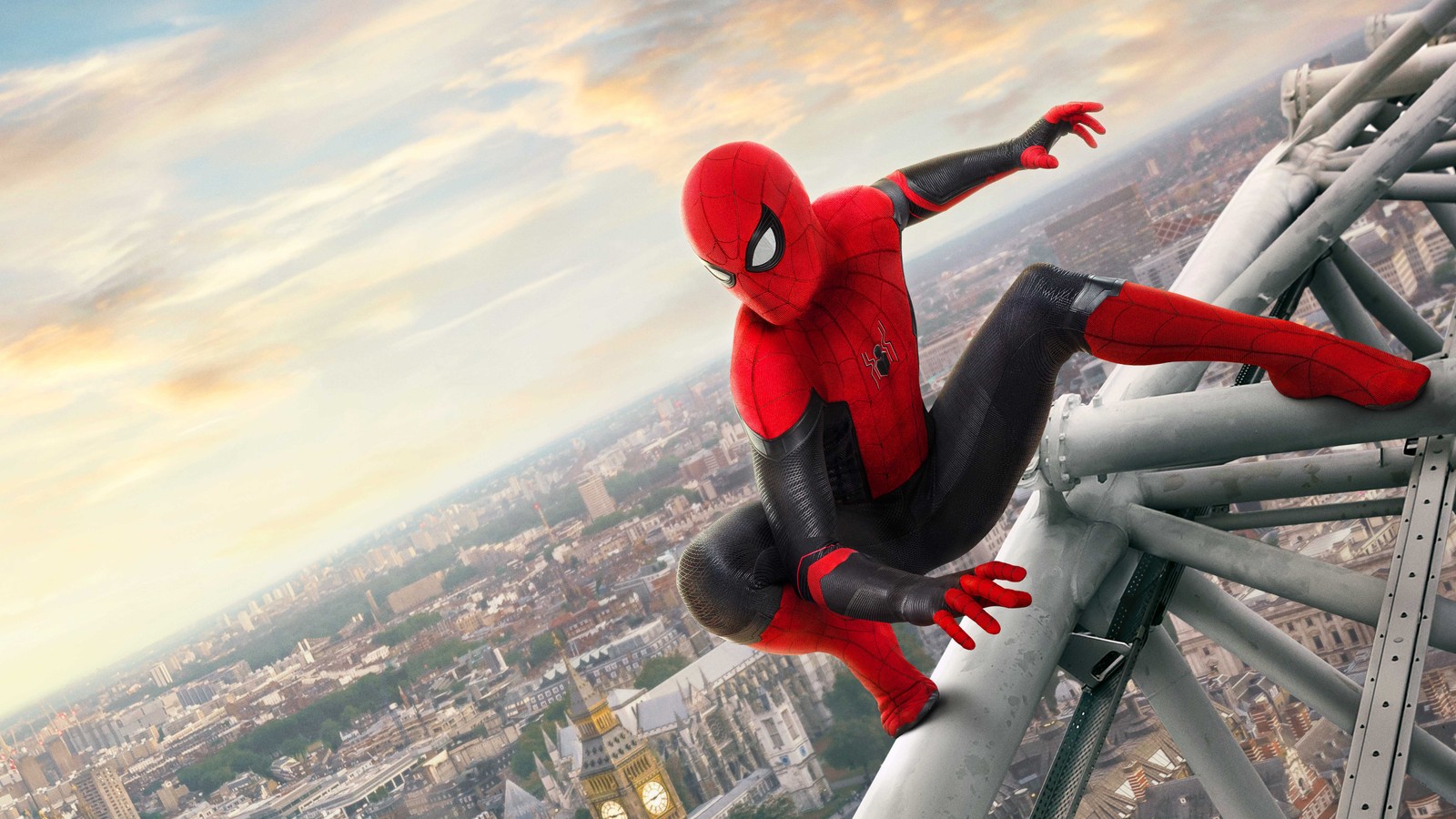 Spider-man en costume sur une structure métallique surplombant une ville (spider man, univers cinématographique marvel, marvel cinematic universe, marvel studios, super héros)