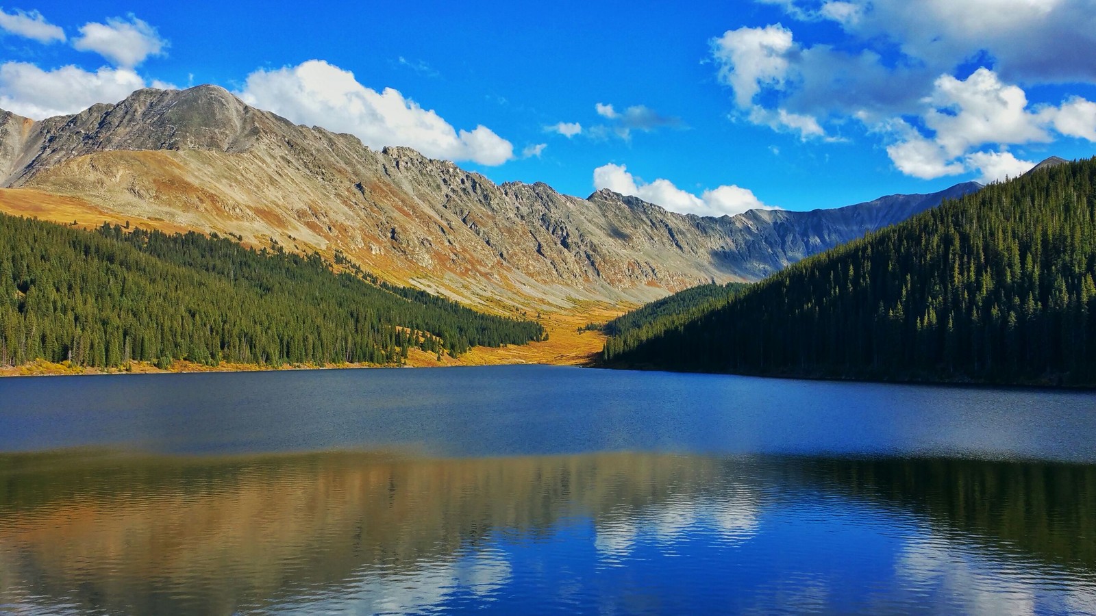 Uma vista de um lago com uma montanha ao fundo (reflexo, montanha, cenário de montanha, montanha kilimanjaro, lago)