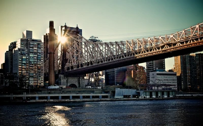 Atardecer sobre Queens: Puente icónico reflejándose en aguas urbanas