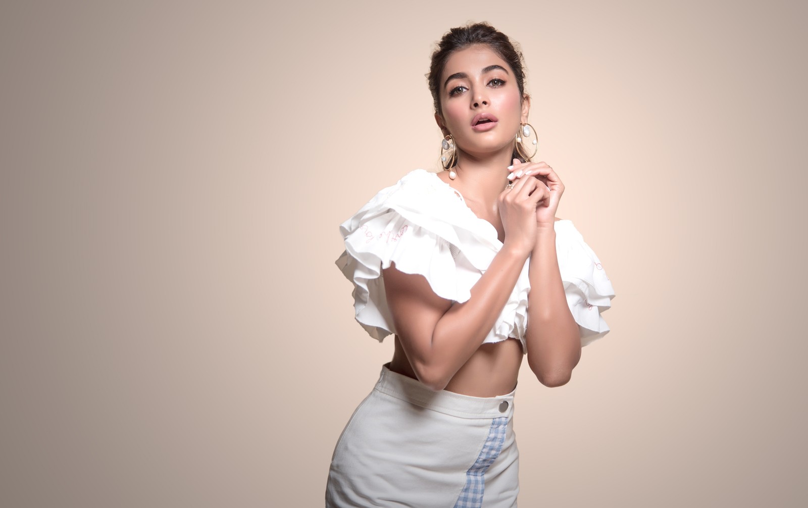 Une femme girafe en haut blanc et jupe posant pour une photo (pooja hegde, 2020, actrice indienne, actrice de bollywood, 5k)