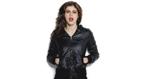 Alexandra Daddario in einer auffälligen Lederjacke, die Selbstbewusstsein und Charisma ausstrahlt.