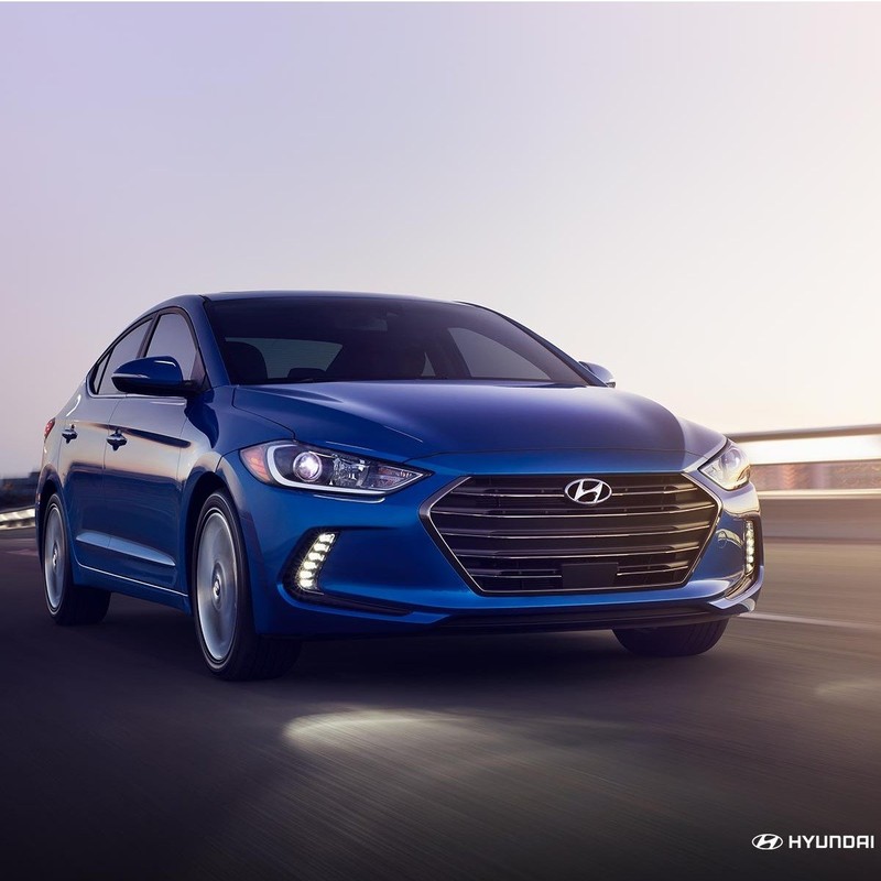 Передняя часть синего hyundai elantra 2019, едущего по шоссе (машина, хендэ, hyundai, компактный автомобиль, фара)