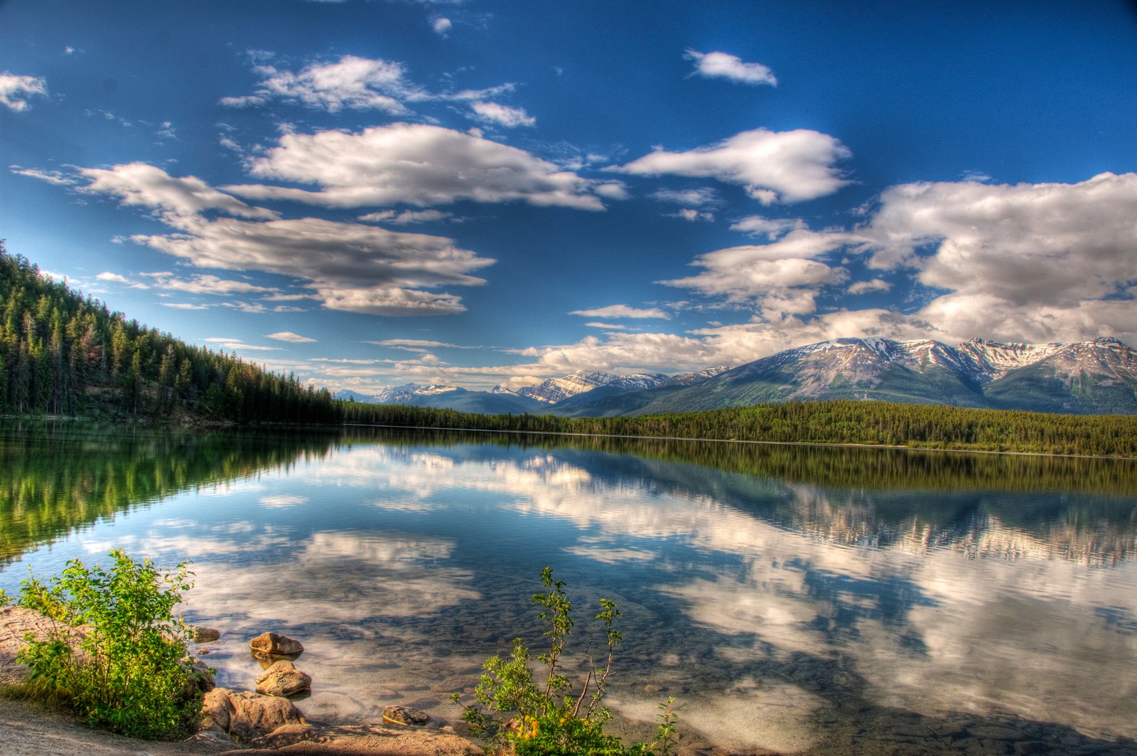 As montanhas se refletem na água de um lago com pedras (natureza, reflexo, água, lago, nuvem)