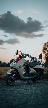 Scooter elegante al anochecer con nubes dramáticas