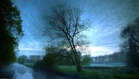 Paysage matinal serein avec un grand arbre au bord d'une rivière tranquille, entouré d'une verdure luxuriante et d'un ciel bleu parsemé de nuages.