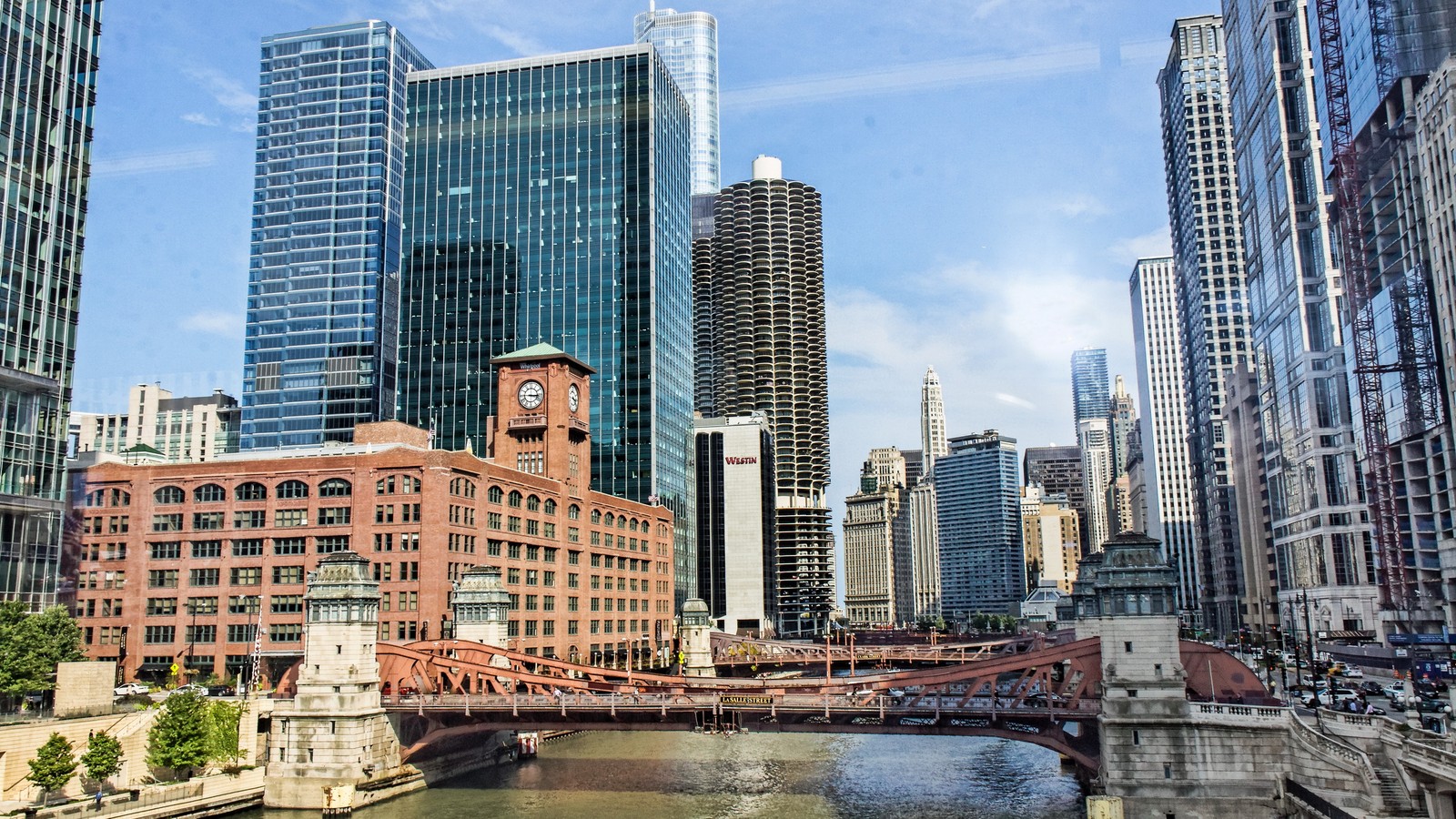 Edifícios e uma ponte em uma cidade com um rio passando por ela (chicago, arranha céus, cidade, paisagem urbana, área urbana)