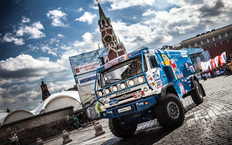 Грузовик едет по улице (камаз, kamaz, грузовик, транспорт, небо)