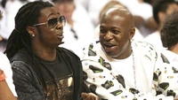 Lil Wayne e Birdman aproveitando um jogo de basquete juntos, mostrando sua amizade próxima.