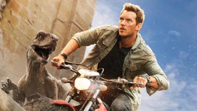 Owen Grady fährt auf einem Motorrad neben einem Velociraptor in einer spannenden Szene aus Jurassic World Dominion.