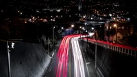 Paysage nocturne vibrant : rues illuminées et reflets dans une métropole