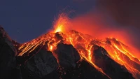 Vulcão em erupção com lava fluindo e ejeções de fogo