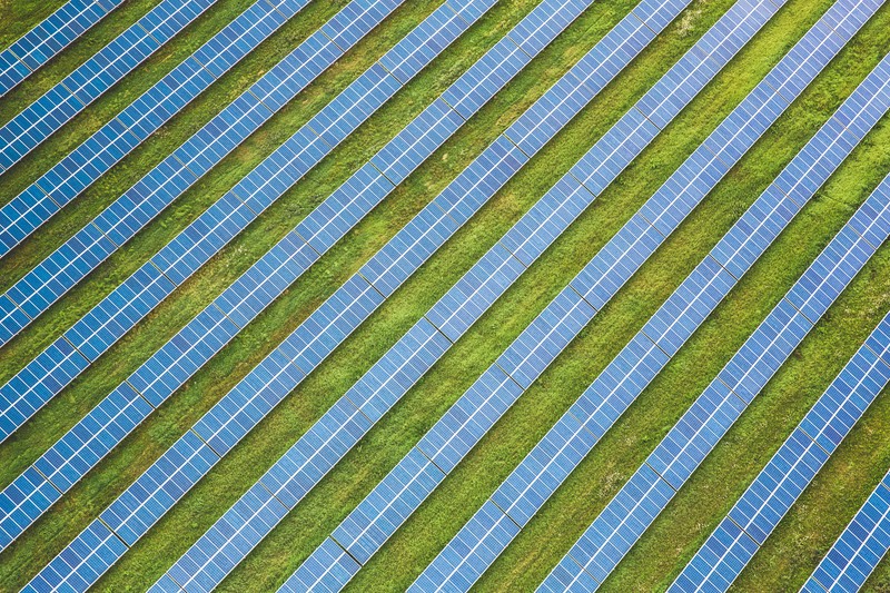 Ein foto eines solarparks mit reihen von blauen panels (parallelen, linie, textilien, muster, blau)