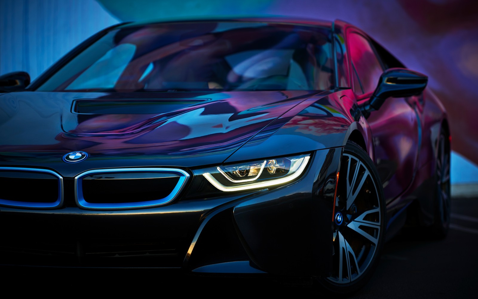 Coche concepto bmw i8 frente a un fondo colorido (bmw i8, coche, bmw, coche deportivo, auto concepto)