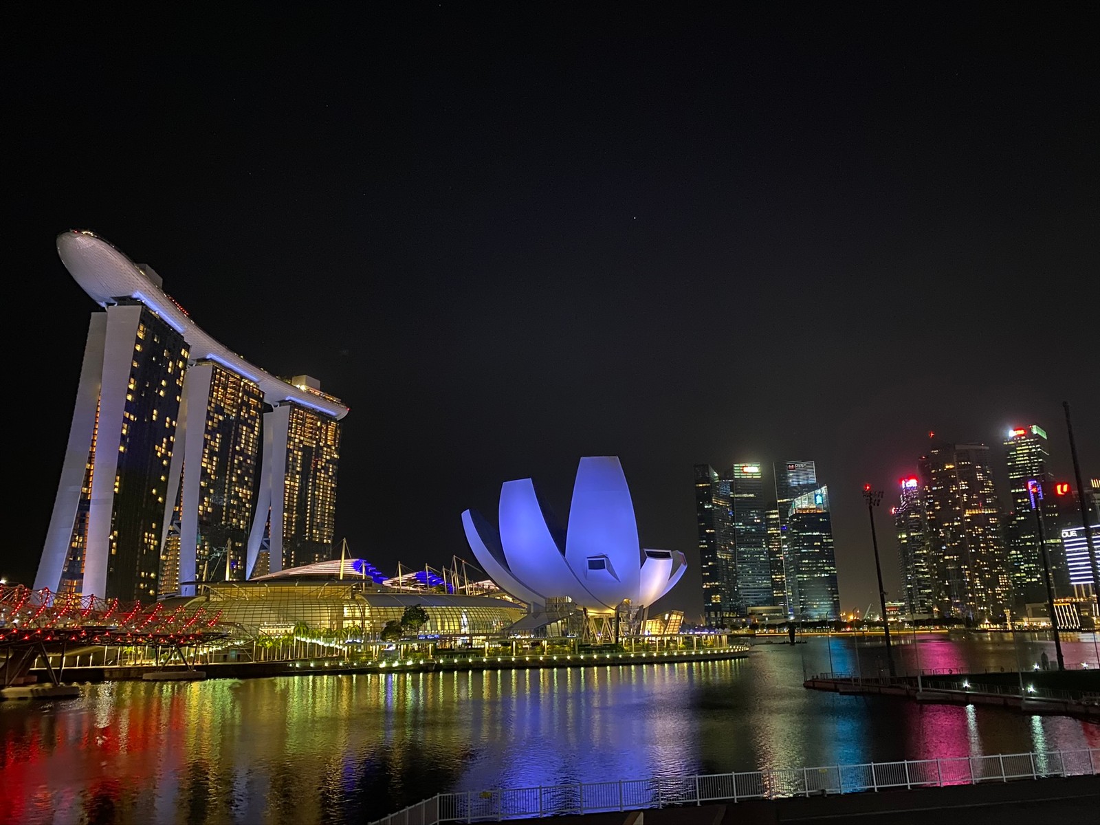 Lade singapur, marina bay sands singapur, sehenswürdigkeit, nacht, metropole Hintergrund herunter