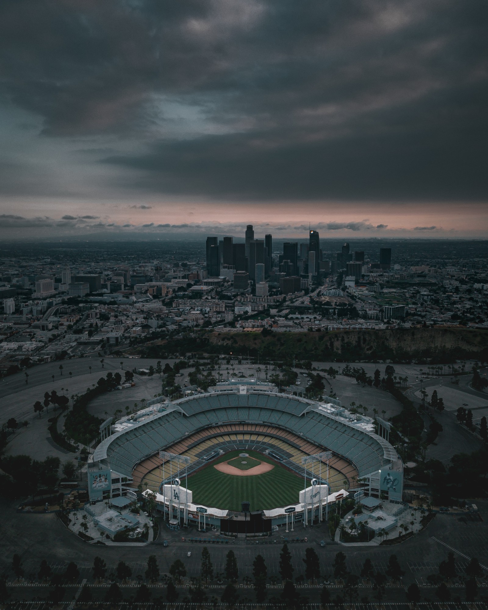 Vista aérea de um estádio de beisebol com uma cidade ao fundo (água, marco, local desportivo, cidade, paisagem urbana)