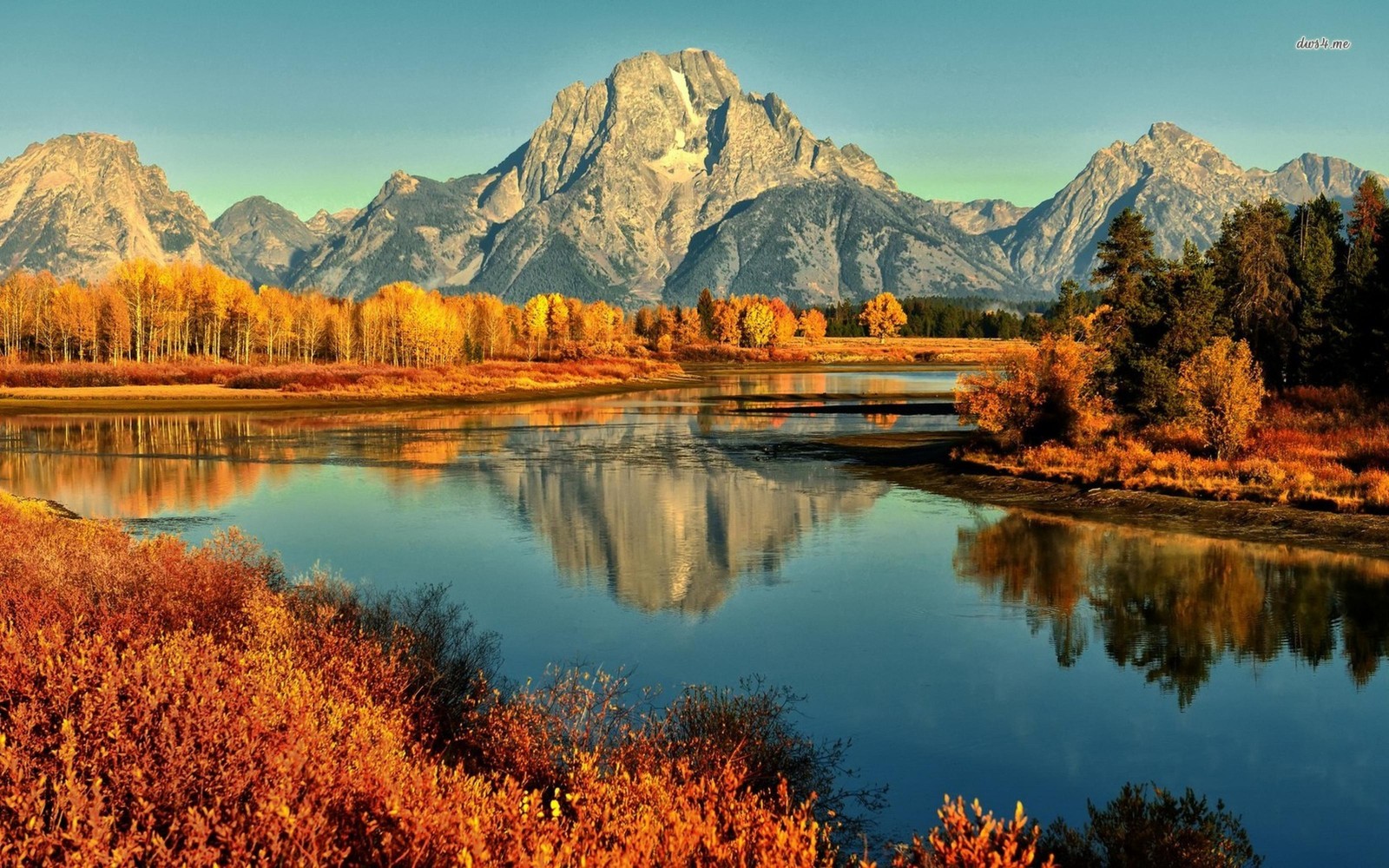 Uma vista de um rio com montanhas ao fundo (reflexo, natureza, montanha, formas montanhosas, wild)