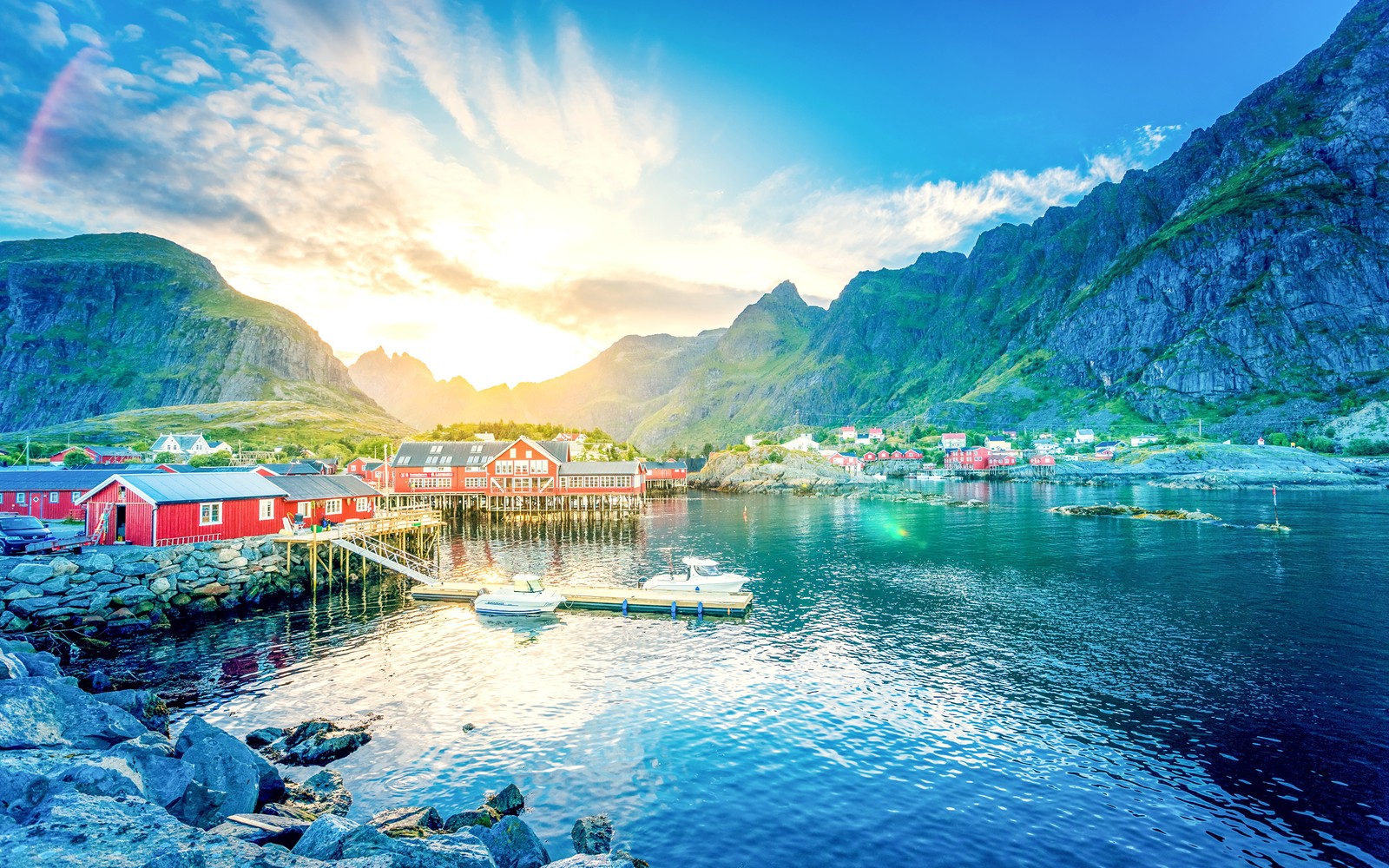 Вид на лодку, пришвартованную в заливе с горами на заднем плане (лофотены, lofoten, гора, природа, вода)