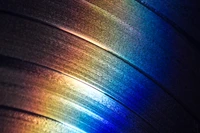 Des motifs arc-en-ciel vibrants sur un disque vinyle brillant