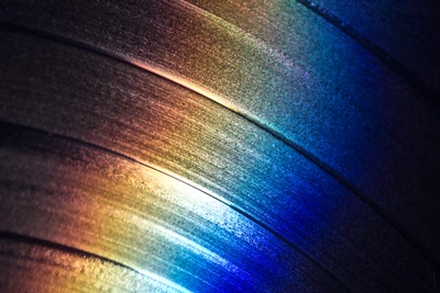 Des motifs arc-en-ciel vibrants sur un disque vinyle brillant