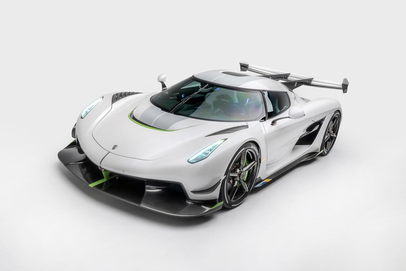 Крупный план белого спортивного автомобиля с зеленой полосой (koenigsegg jesko, концепт кары, 5k, машины, обои 4k)