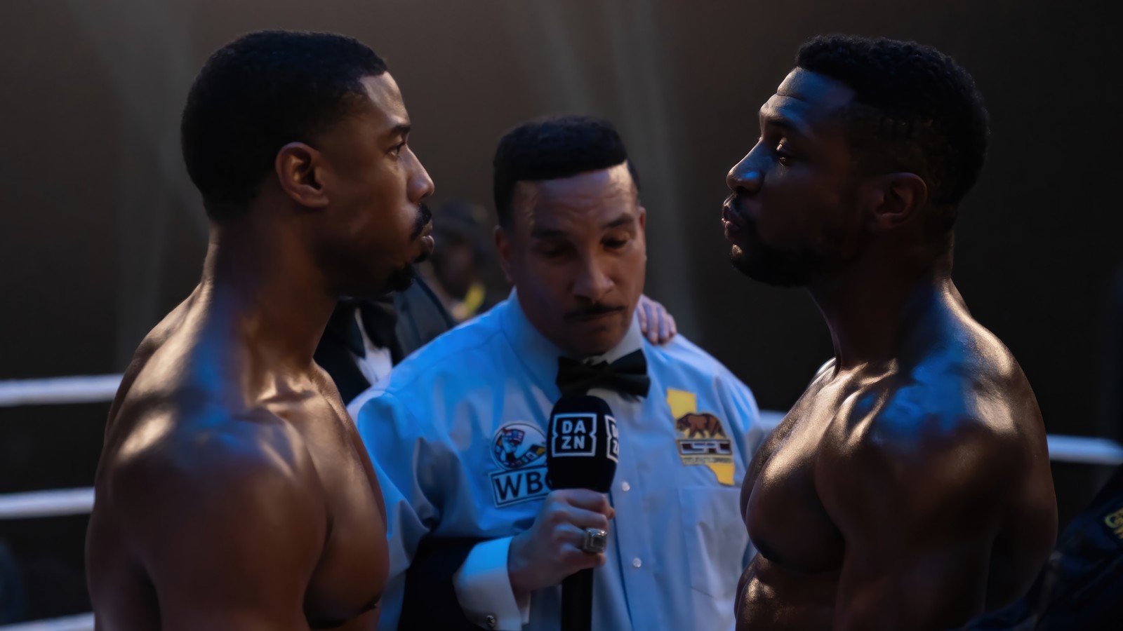 Dos hombres hablando entre sí mientras están en un ring de boxeo (creed iii, película, 2023, michael b jordan, jonathan majors)