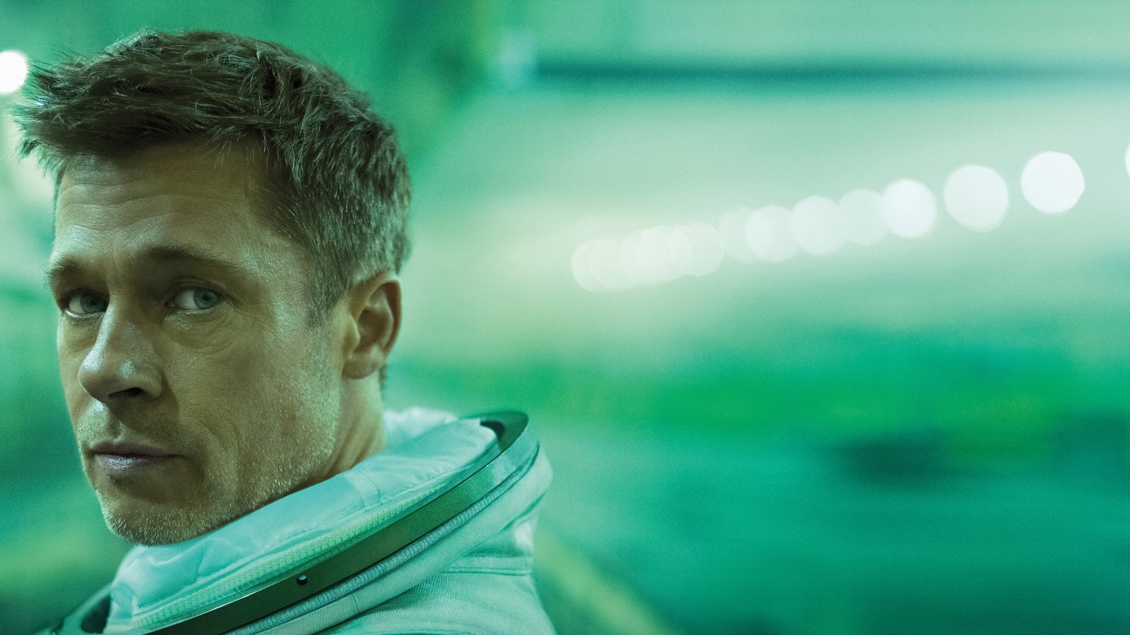 Homem árabe em um traje espacial olhando para a câmera (ad astra, filme, brad pitt)