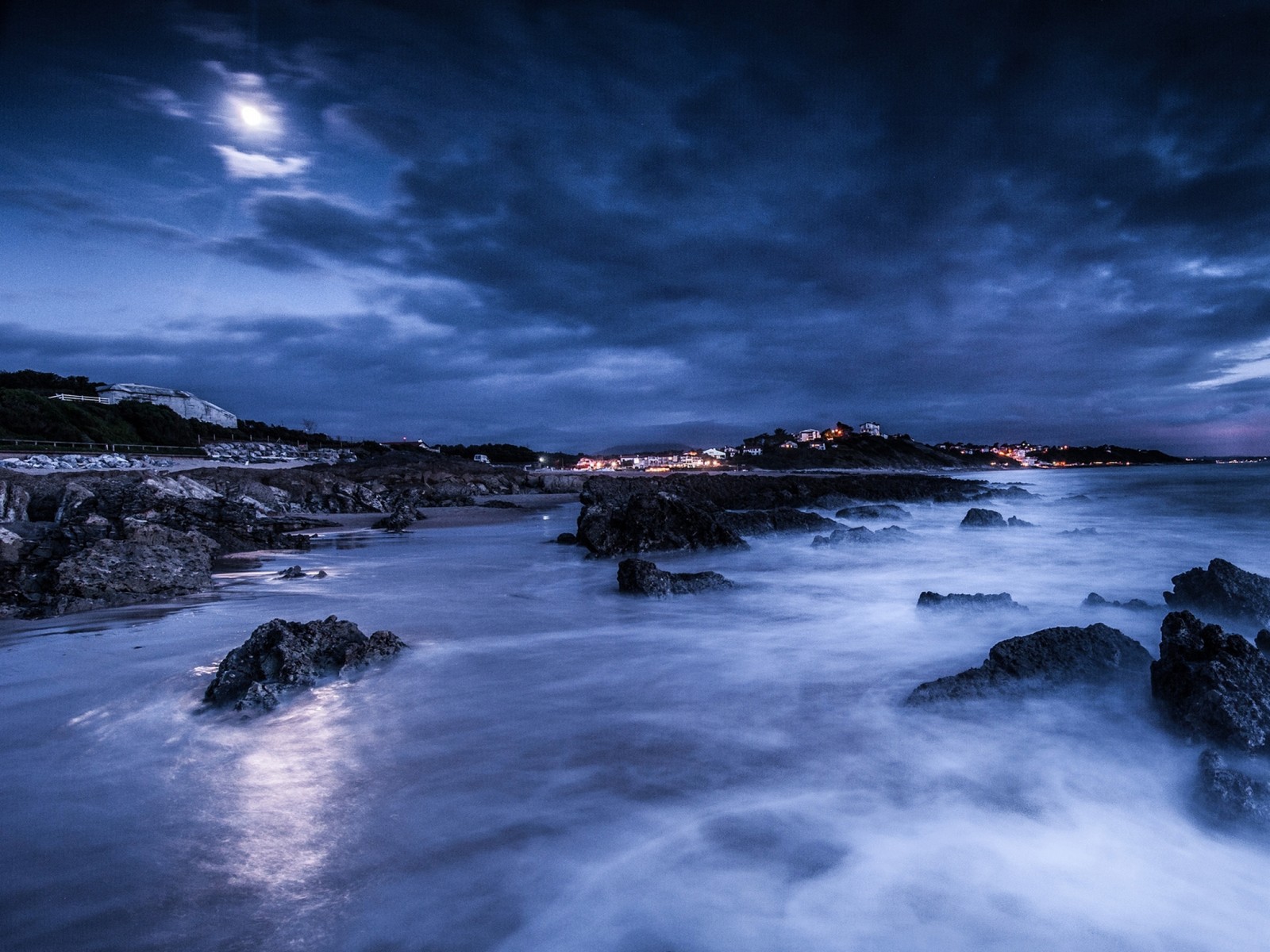 Vue d'une plage avec des rochers et une pleine lune (plan deau, nature, mer, eau, océan)