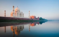 Taj Mahal ao amanhecer: Uma reflexão serena no rio Yamuna