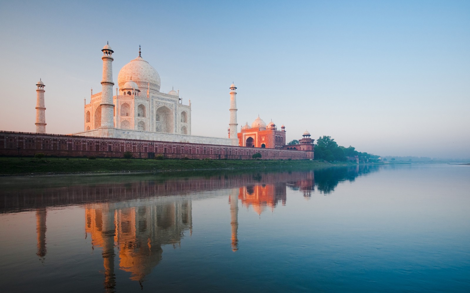 Uma vista de um grande edifício com um reflexo na água. (taj mahal, reflexo, marco, manhã, calmo)