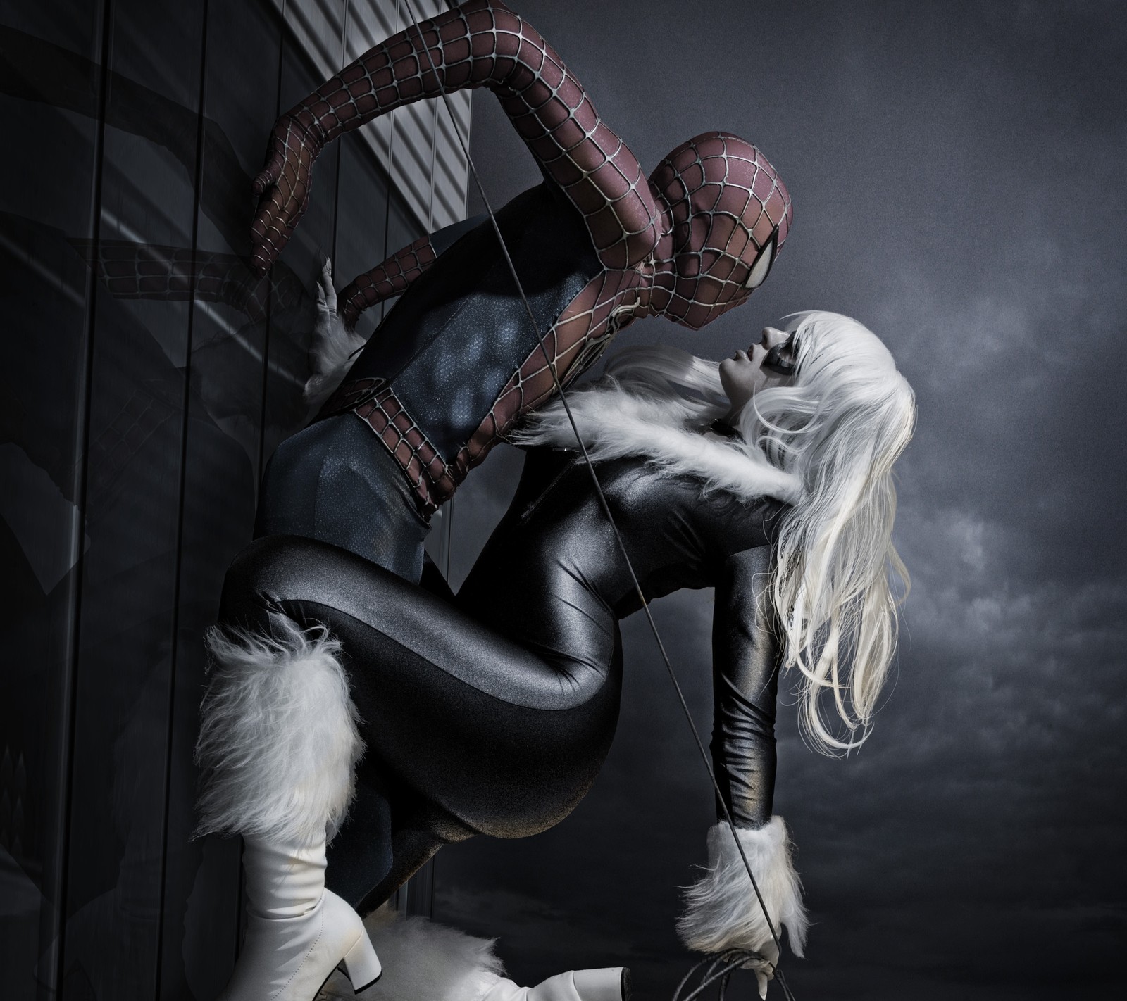 Spider-man et une femme aux cheveux blancs en combinaisons noires posent pour une photo (noir, chat, fille, spiderman)