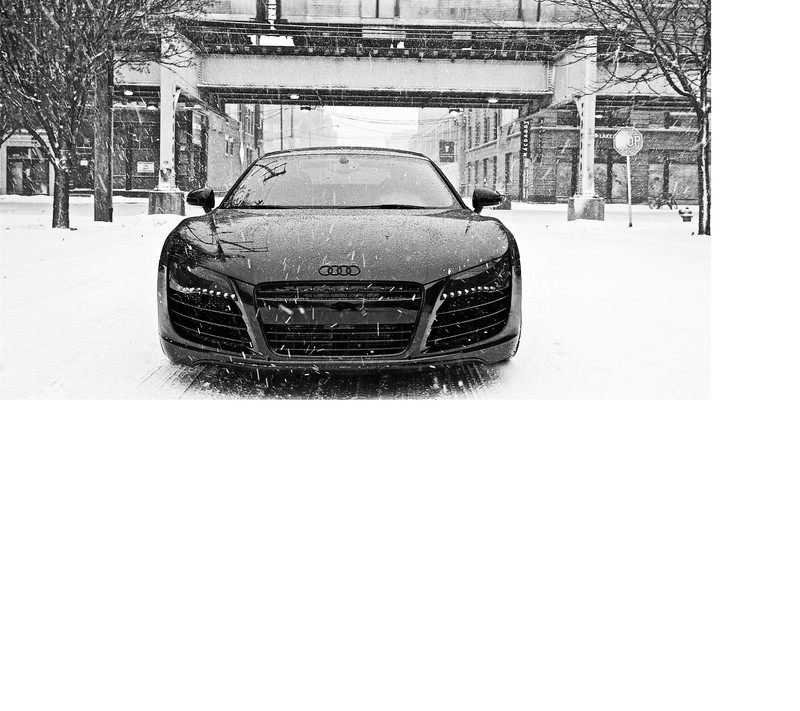 Автомобиль audi на снегу с мостом на заднем плане (audi r8, азербайджан, tovuz)