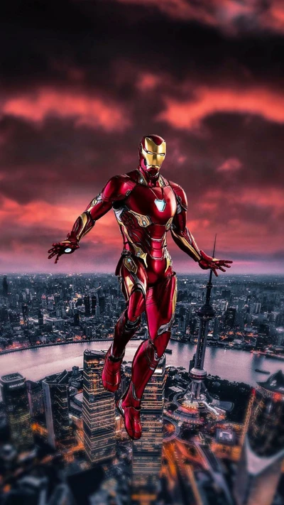 Iron Man schwebt über einer futuristischen Stadtlandschaft