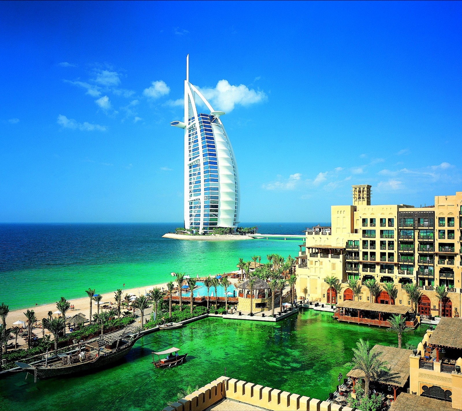 Vue aérienne d'une plage avec un bateau et un hôtel (dubaï, dubai, mer, ciel)