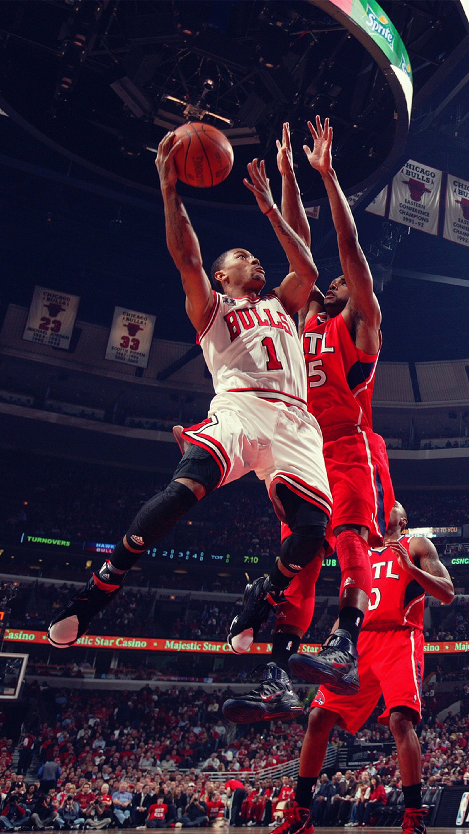 Jugador de los bulls en el aire durante el juego con la multitud mirando (aire, atlanta, toros, chicago, derrick)