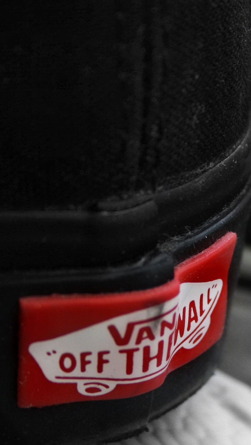 Крупный план пары кроссовок vans off the wall (логотип, обувь, кроссовки, vans)